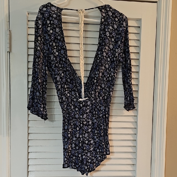 Navy Floral Deep V Romper - Picture 2 of 3
